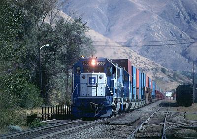 Oakway 9008 West at Cashmere, WA on 20 September 1987.jpg